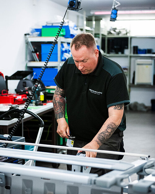 Z&H Service Reparatur Klinikbetten Z&H Service Mitarbeiter repariert ein Klinikbett